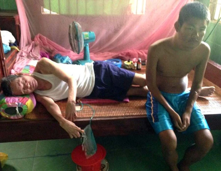 Ông Chanh và anh Phong tại nhà